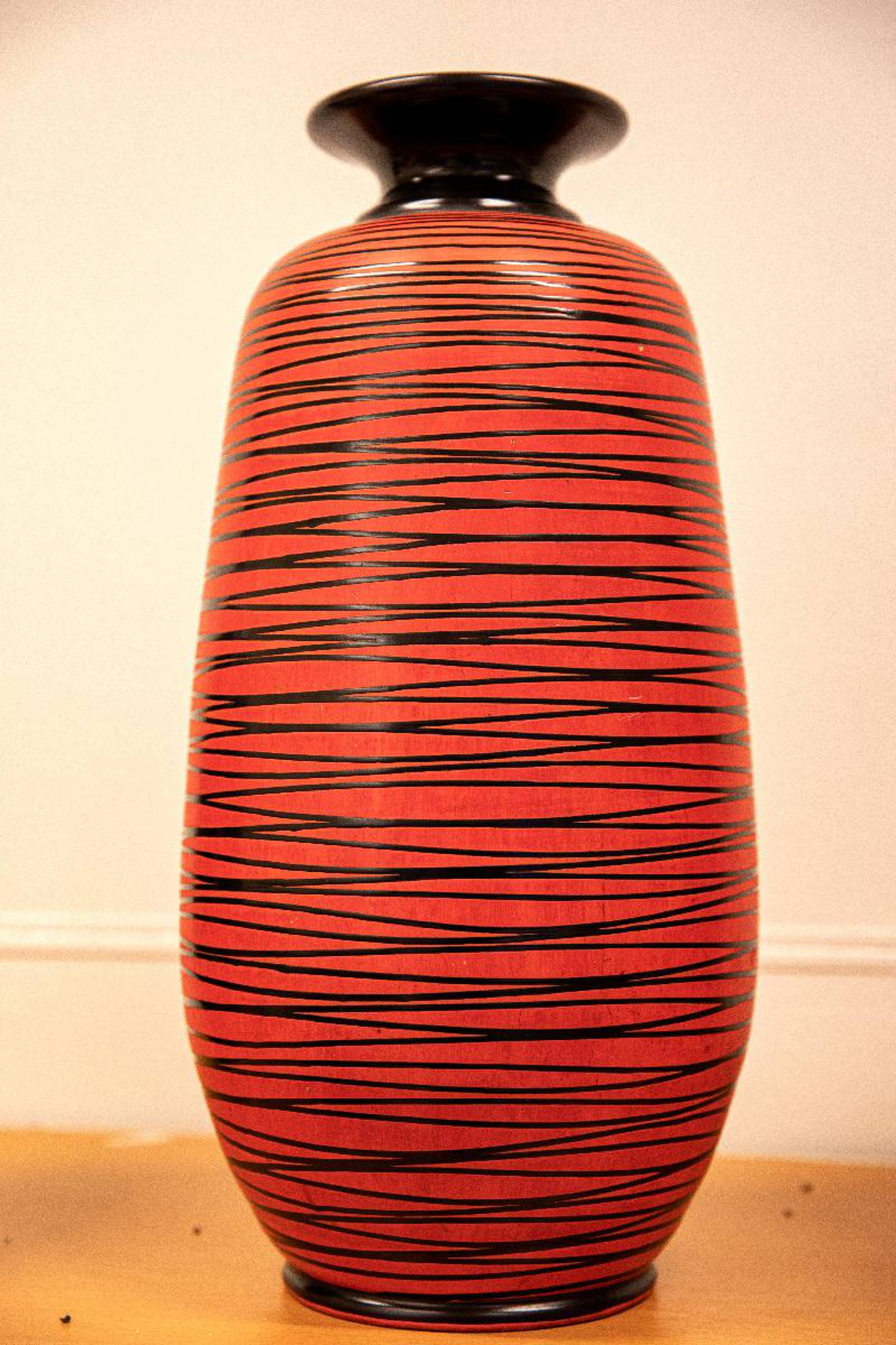Vasen er i serien «Rød Cuba» fra Larholm, og mange ville nok likt å ha en slik også i dag. Foto: Kai Hovden