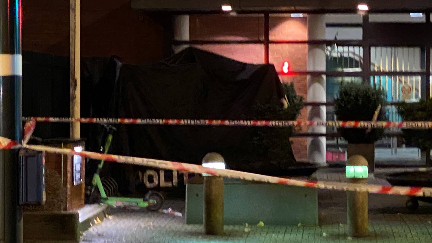 Gjenstandene bombegruppen undersøker er på utsiden, like ved hovedinngangen til politihuset i Stavanger. Det er satt opp et telt over.