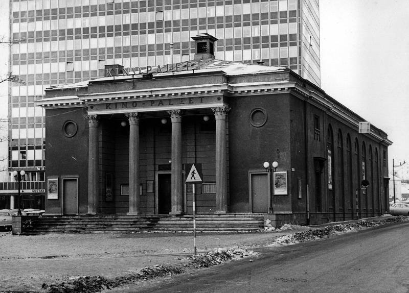 Kinopaleet 31. mars 1963. Etter at Oslo kinematografer overtok driften i 1948 hadde kinoen gradvis forfalt og fått dårligere og dårligere filmtilbud. I bakgrunnen Philips-bygningen.