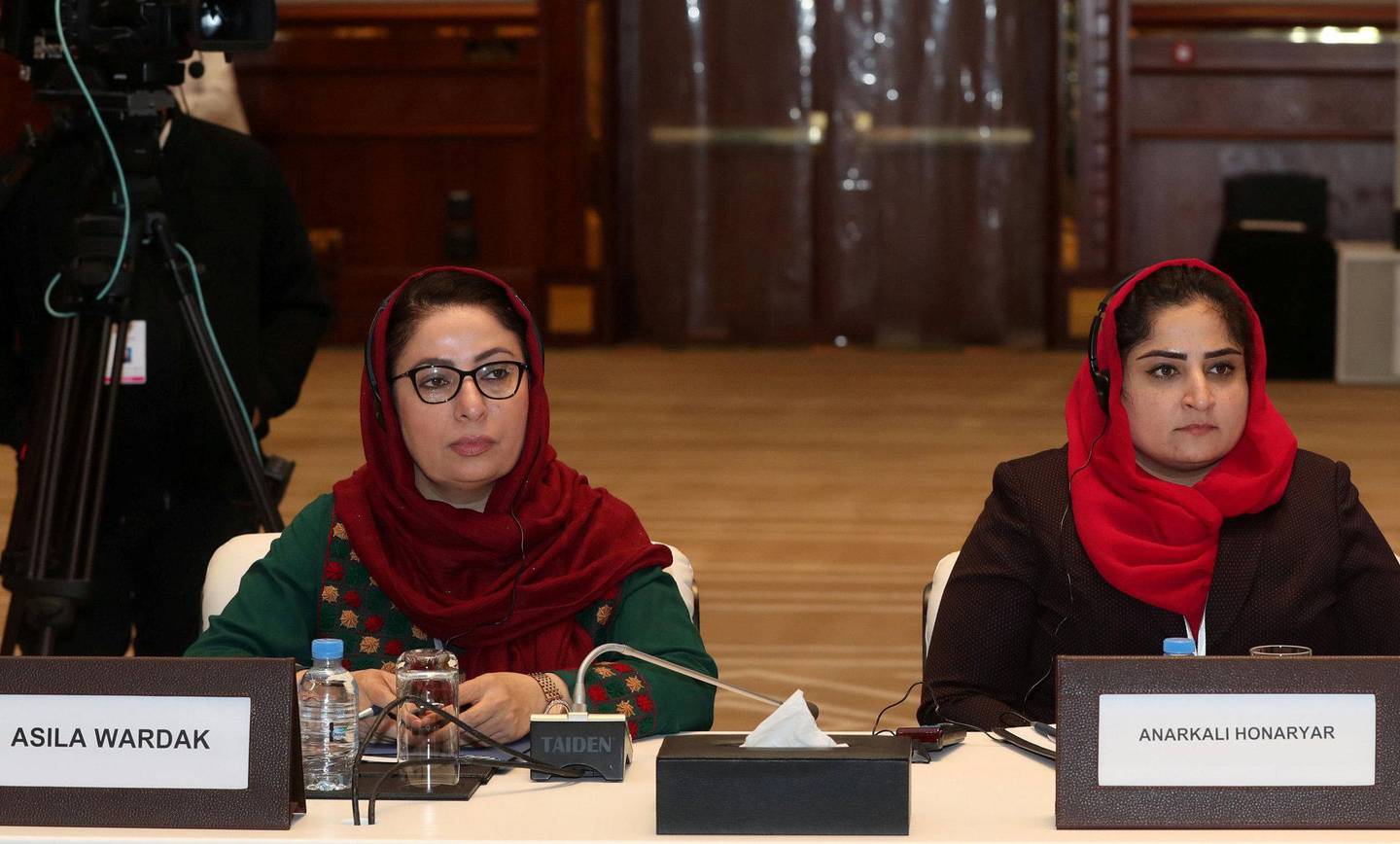 F.v.: Asila Wardak og Anarkali Honaryar er blant kvinnene som har vært til stede under samtalene i Doha.FOTO: NTB SCANPIX