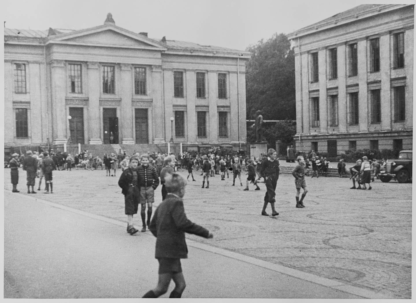 Bildet viser skolebarn utenfor Universitetet i Karl Johans gate, som var gjort om til folkeskolelokale.