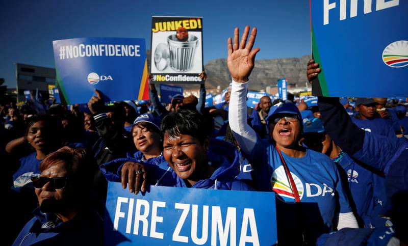 MASSIV MOTSTAND: Sørafrikanere demon strerte i Cape Town i går for å få Jacob Zuma kastet. Misnøyen har økt, og det har vært tallrike slike demonstrasjoner i lang tid. FOTO: MIKE HUTCHINGS/NTB SCANPIX
