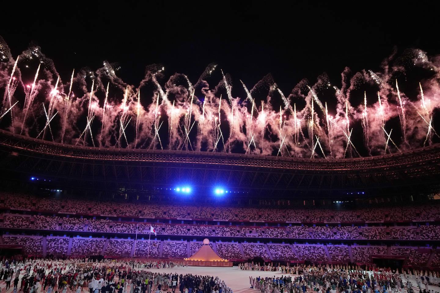 Fyrverkeriet over OL-stadion i Tokyo markerer at de olympiske lekene formelt er i gang. Foto: Kirsty Wigglesworth / AP / NTB