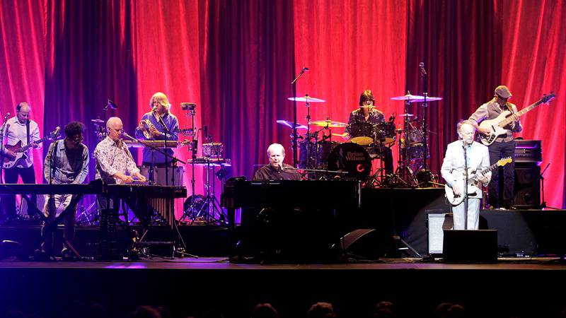 Brian Wilson hadde et topplag med musikere bak seg på Spektrum-konserten.