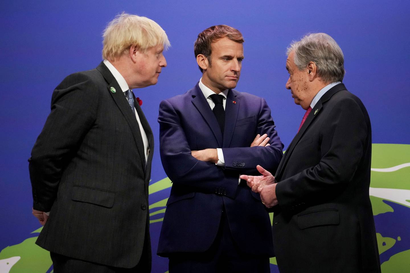 Storbritannias statsminister Boris Johnson, Frankrikes president Emmanuel Macron og FNs generalsekretær Antonio Guterres på plass ved COP26 mandag.