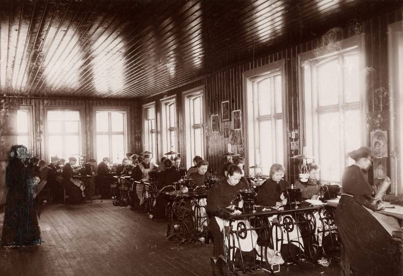 SYERSKER: Ved Brødrene Halléns hanskefabrikk i 1895. FOTO: THORKEL JENS THORKELSEN/OSLO MUSEUM