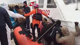 Over 200 båtflyktninger druknet i Middelhavet