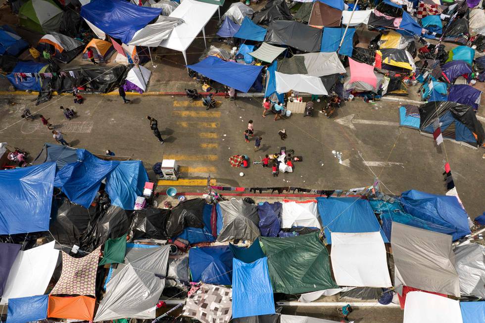 Et oversiktsbilde av en leir i Mexico for migranter og asylsøkere som venter på at amerikanske myndigheter lar dem starte asylprosessen. Nå får flere bistandsorganisasjoner ha et ord med i laget.
