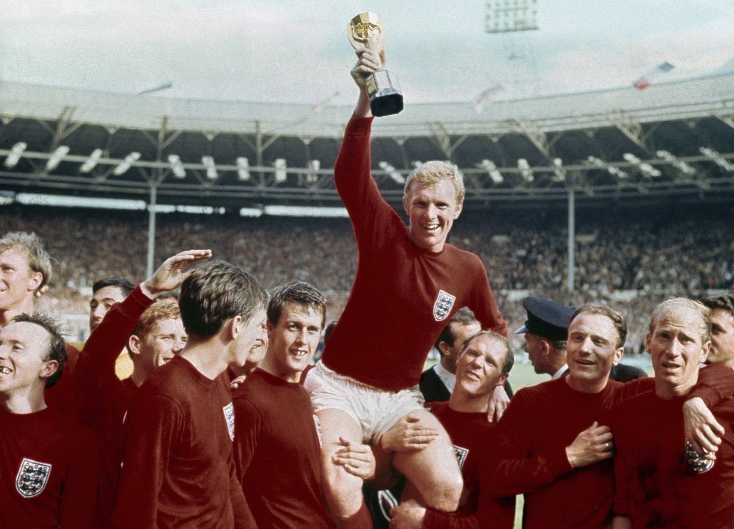 Fotball-VM 1966. Englands kaptein Bobby Moore løfter VM-pokalen etter at laget slo Vest-Tyskland 4-2 på hjemmebane.