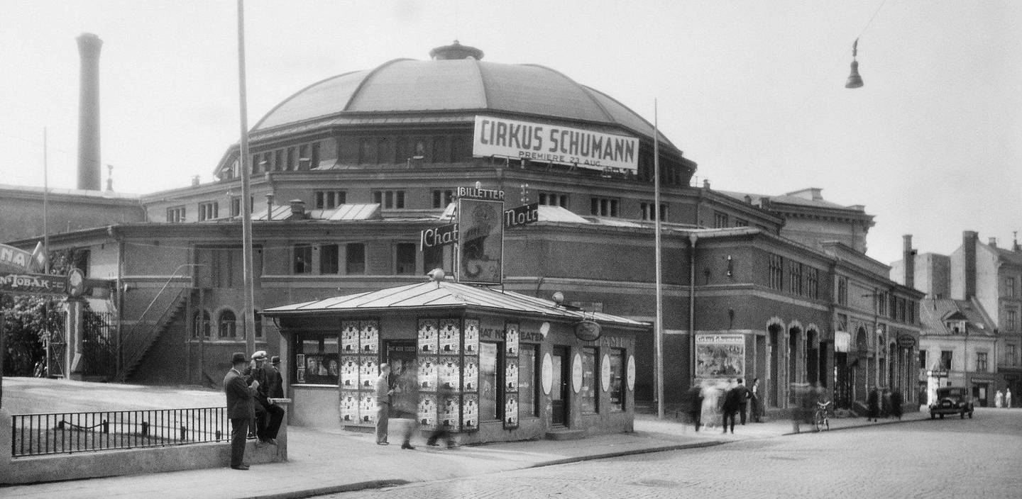 Kristianias Cirkus med sin enorme kuppel var inspirert av Københavns sirkus. Danske Cirkus Schumann sto på plakaten både på åpningsdagen i 1890 og avskjedsdagen i august 1935.