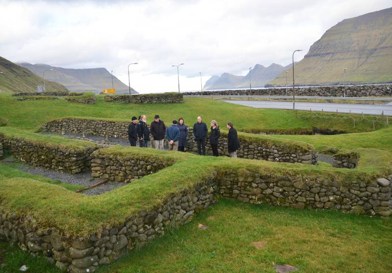 De skulle lage tunnel, men fant et vikingtun, arbeidsfolket i Leirvik. Arkeologene tror tuftene er fra 860. Ifølge professor Titlestad ligner de tuftene på Ullandhaug i Stavanger.