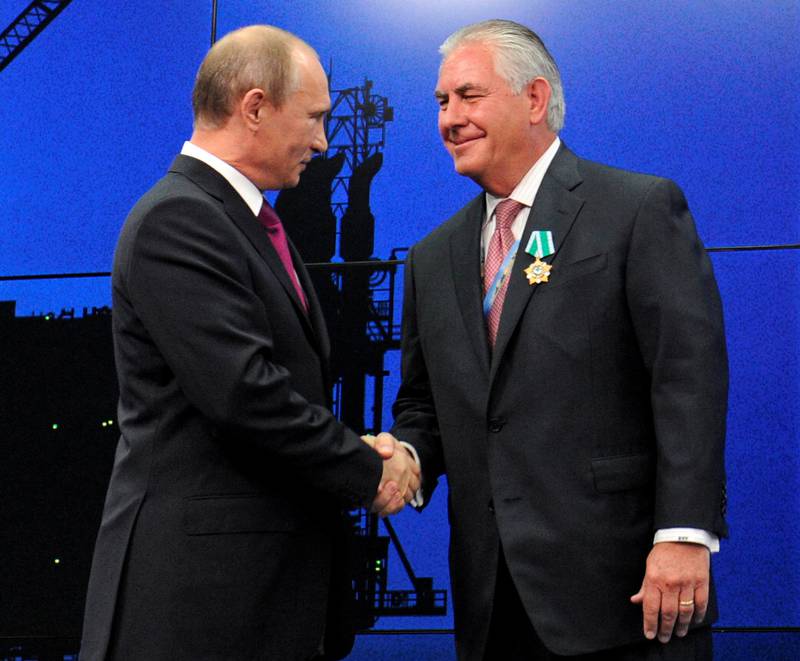 Rex W. Tillerson har jobbet i ExxonMobil i 41 år og har dannet tette bånd med Russlands Vladimir Putin. Her hedres han med en russisk medalje i 2012. Nå blir han USAs utenriksminister. 