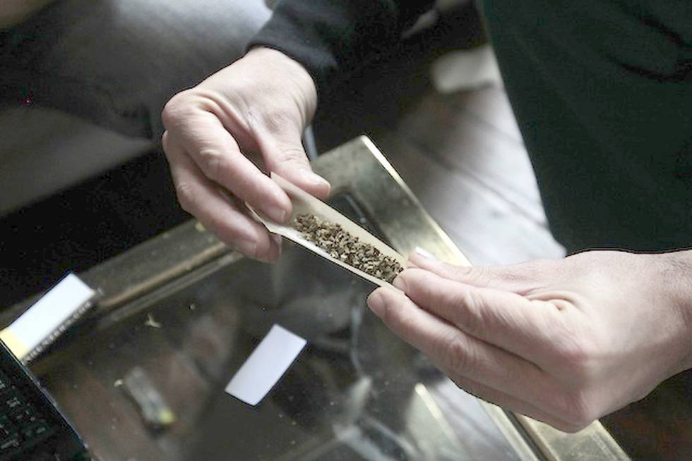 Den nye loven, som ble vedtatt i nasjonalforsamlingen i Uruguay tidligere i desember, gir cannabis-røykere anledning til å kjøpe det narkotiske stoffet på godkjente apotek.