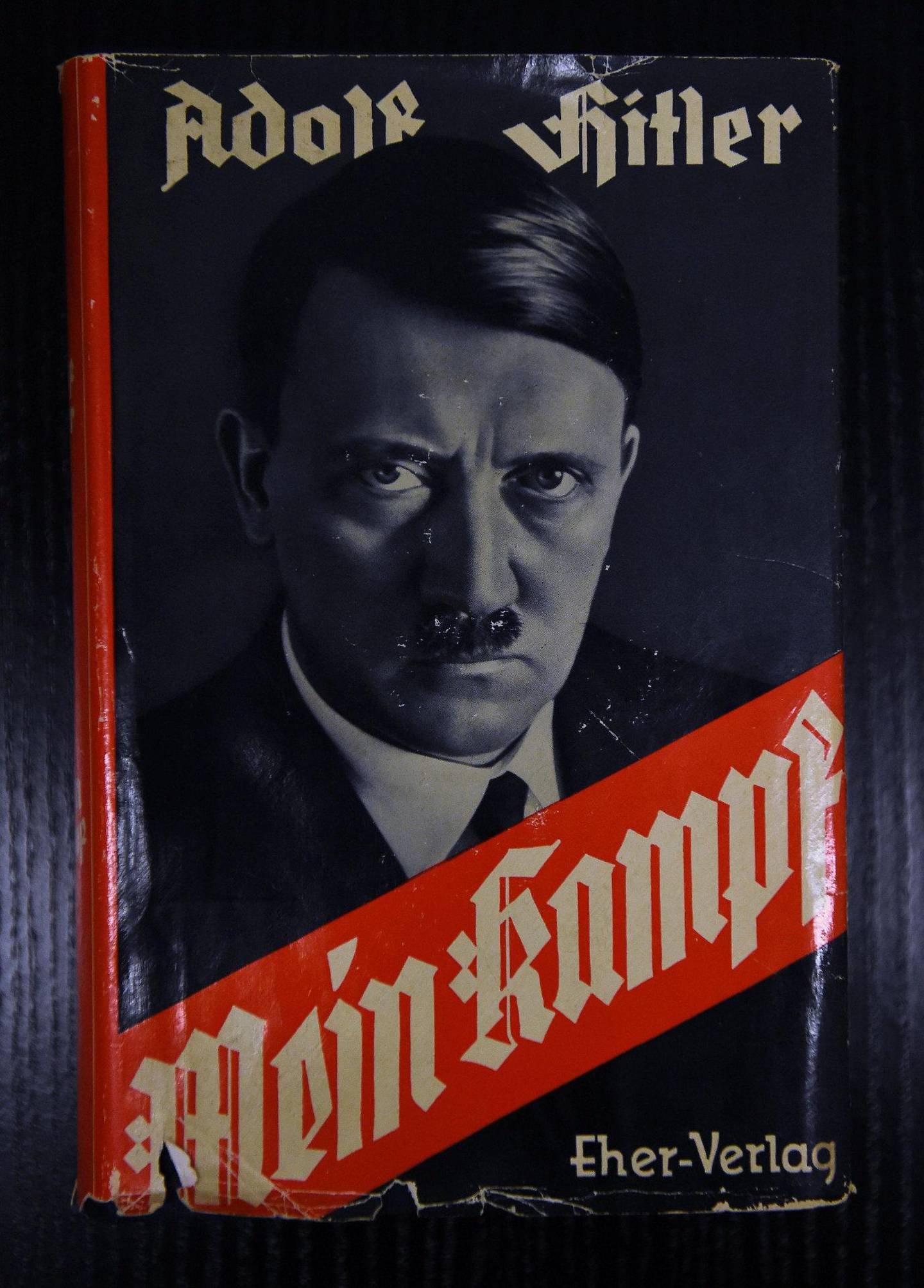 En eldre, tysk utgave av Adolf Hitlers «Mein Kampf», utstilt på et bibliotek i Berlin i 2015.                                                                                                     FOTO: NTB SCANPIX