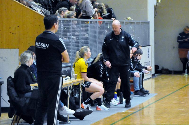Sola-trener Mika Nurmi under kampen mot Byåsen. Foto: Espen Iversen