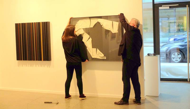 på veggen: «Om å gripe noe som faller», innrammet porselensflak av Katrine Køster Holst.
