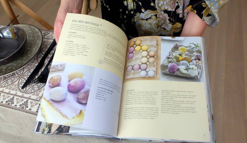 Tips: Marianne viser fram påskesidene i boken, som er delt inn etter emner og årstider. Foto: Elisabeth Helgeland Wold