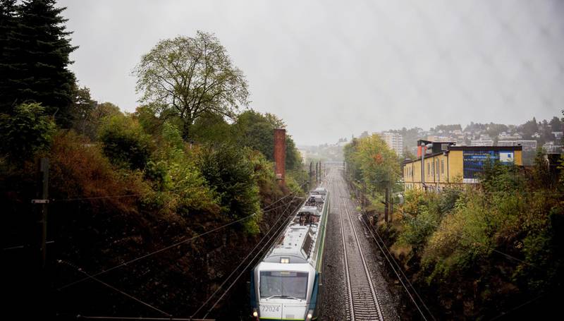 Etter at Gardermobanen åpnet i 1998 har både Hovedbanen, Gardermobanen og Gjøvikbanen kjørt på fire enkle spor i Brynsbakken. På nedsiden av sporet ligger «Hylla».