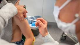Venter med å vaksinere barneskole-elever