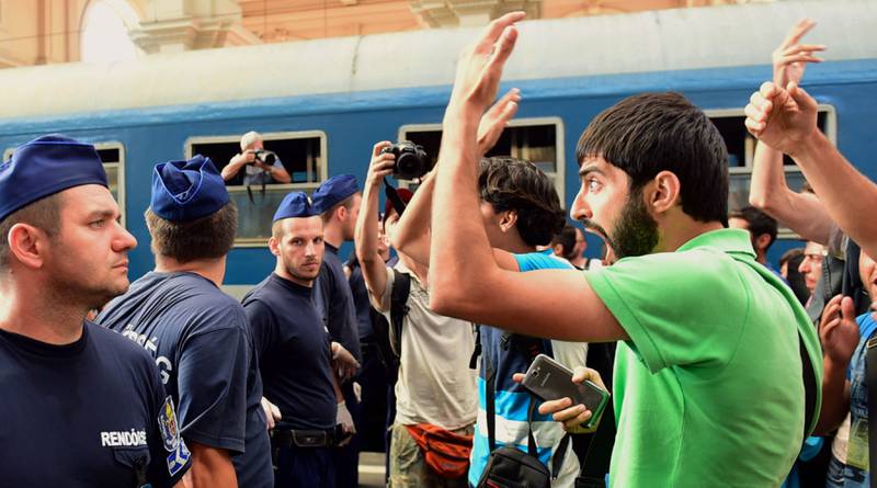 Det ble dårlig stemning da politiet stengte av togstasjonen i Budapest. Mange hadde billetter videre inn i Europa som de ikke fikk brukt. FOTO: NTB SCANPIX