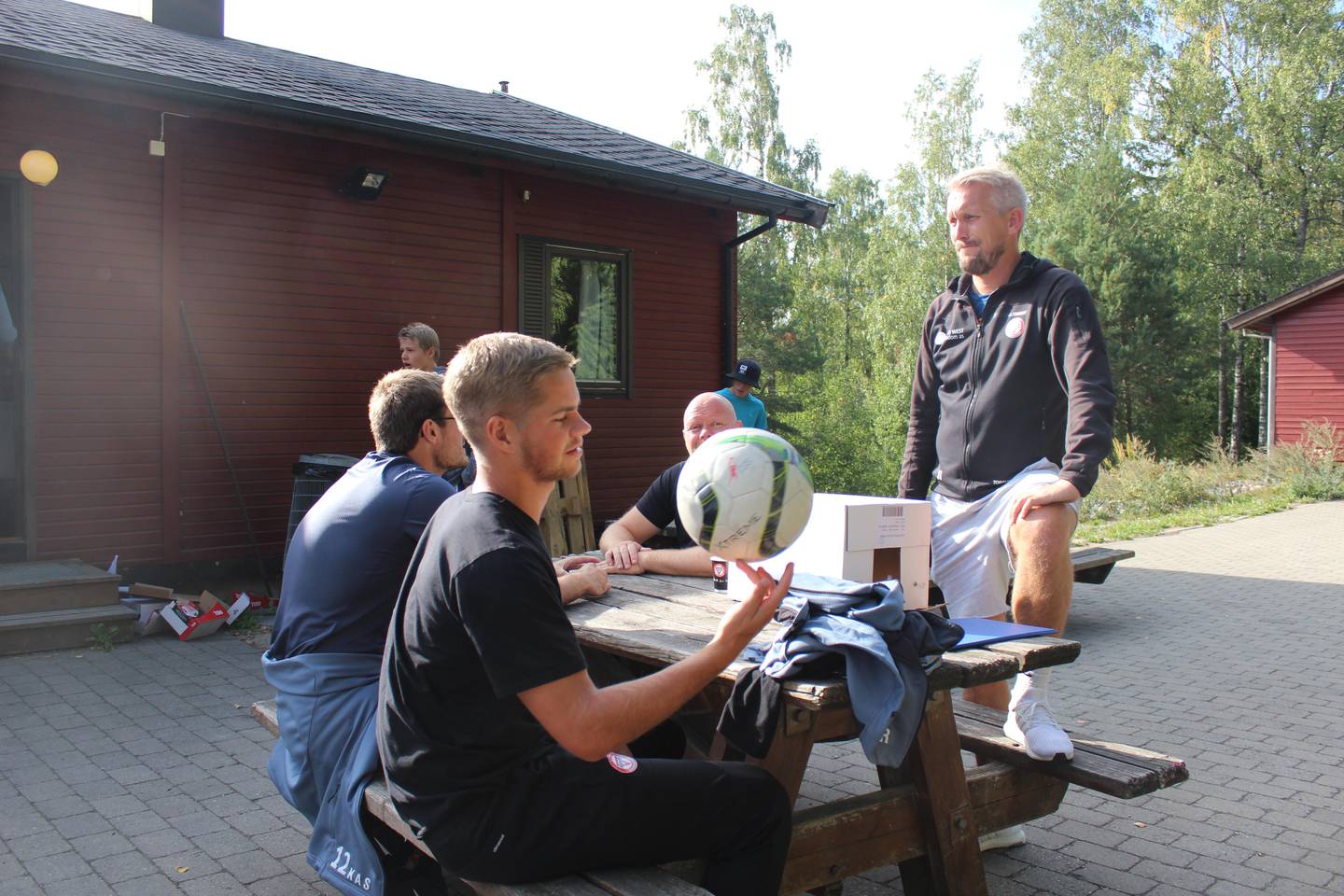 Tobias Collett (med ballen) og keeper Knut Andre Skjærstein (t.v. for Collett) fikk tid til å slappe av sammen med trener Jørgen Isnes (stående) og driftssjef Terje Andersen.