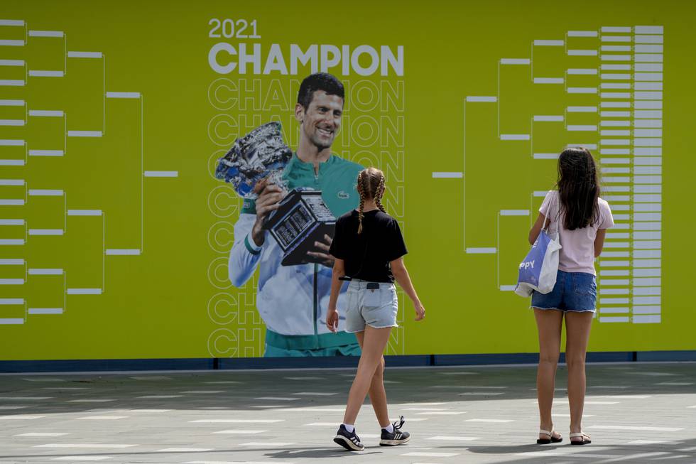 Novak Djokovic er det store trekkplasteret for Australian Open som starter mandag, men det er uvisst om han får spille eller ikke. Foto: Mark Baker / AP / NTB