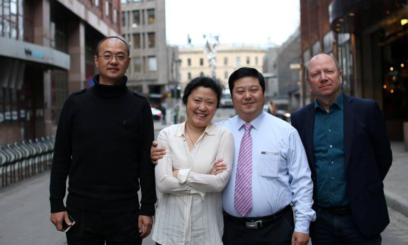 Huang Xin (med slips) har ledet samtalene kineserne har hatt med blant annet Alf S. Johansen (t.h.). På bildet ser vi også Xins assistent Zhang Bin og tolken Julie.