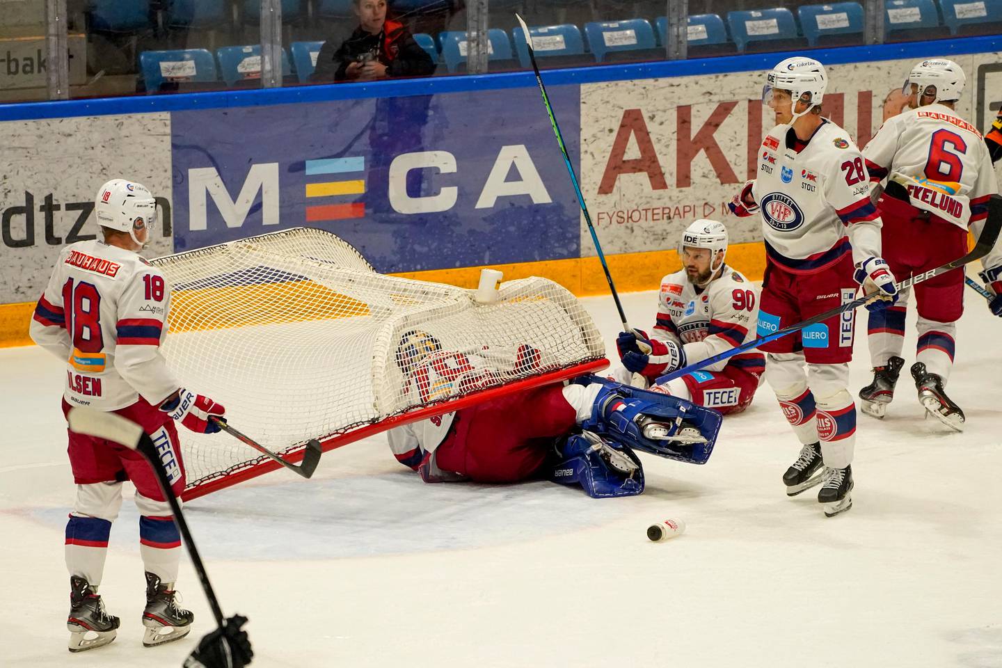 Asker 20201008. 
Målet velter under ishockeykampen mellom Frisk-Asker og Vålerenga torsdag kveld.
Foto: Lise Åserud / NTB