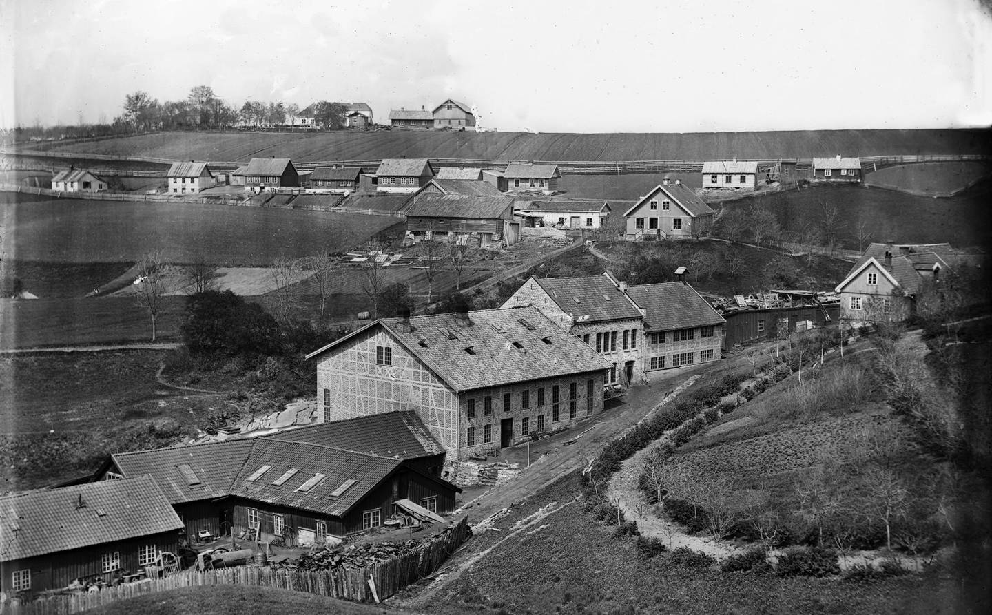 Oluf Onsum starta Kværner Brug i 1853, her fotografert på 1870-tallet. Bebyggelsen i Enebakkveien og Vålerenga hovedgård i bakkant.