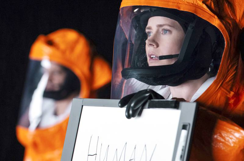 Louise Banks  (Amy Adams) leder et forskningsteam som skal prøve å oppnå kontakt med besøkende fra en annen verden, i en av årets mest severdige filmer - "Arrival".