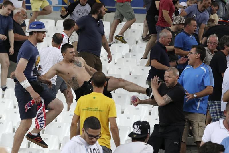 Russiske supportere går ti angrep på engelskmenn på tribunen på Stade de Velodrome etter kampen.