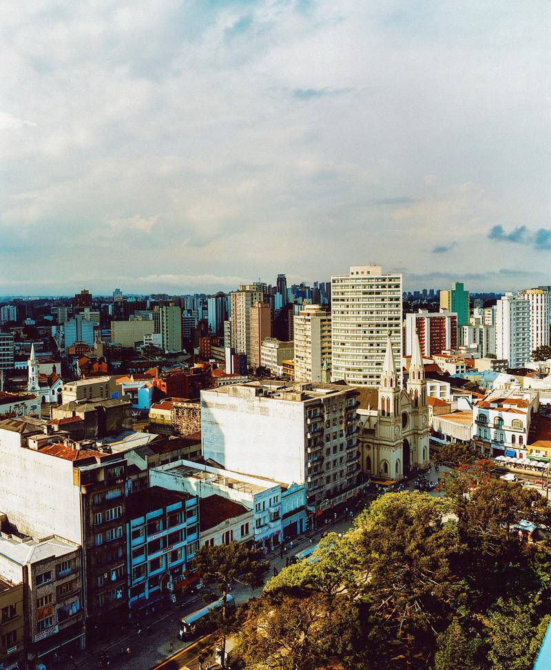Curitiba er noe så uvanlig som en ren og miljøvennlig storby uten trafikkaos og med svært lite kriminalitet. Innbyggerne bytter søppel mot bussbilletter, et prosjekt for å holde byen ren.