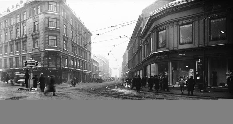 «FOLKET»: I huset til venstre, Brugata 1, lå Folkekinematografen. Stormagasinet Gunerius til høyre. Bildet er fra 1938.