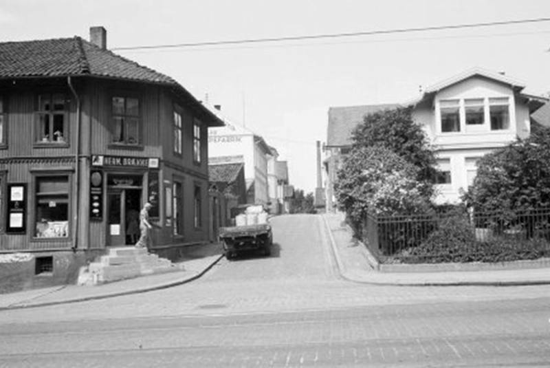 På gamle Rodeløkka lå det «melkebutikker» på «alle» hjørner. På 1920-tallet skal det ha vært seks stykker bare i Tromsøgata. Denne butikken lå i Hammerfestgata 2, på hjørnet av Trondheimsveien.