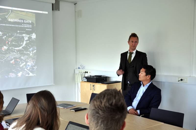 Kjetil Andersen og Thomas Mjeldheim fra TPG presenterer planene sine for arbeidsutvalget til KBU. Foto: Tore Bruland