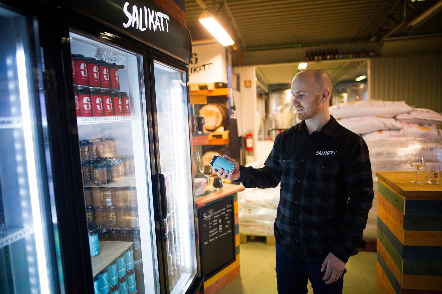 Bjarte Halvorsen er daglig leder i Salikatt bryggeri i Stavanger. Han mener de ølaktører burde få lov til å vise fram produktene sine i sosiale medier. 