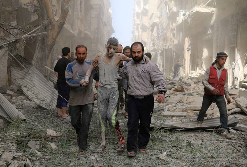 Den tidligere storbyen har vært offer for bombeangrep i flere måneder. Onsdag ble et sykehus bombet av syriske regimestyrker nord i byen, i de opprørskontrollerte områdene. FOTO: AMEER ALHALBI / NTB SCANPIX
