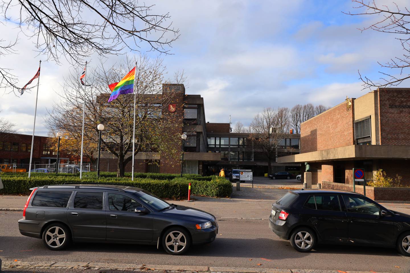 Moss kommune har flere ganger heist regnbueflagget foran rådhuset. Her fra 27. oktober 2018, i forbindelse med at Den nordiske motstandsbevegelsen (DNM) holdt markering i byen.