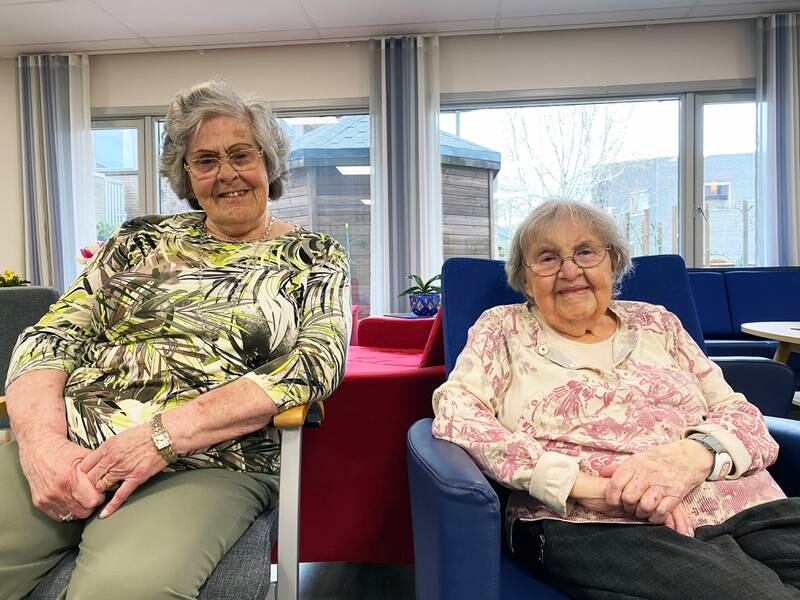 Tordis Høydal (85) (t.v.) og Elisabeth Larsson (97) bruker begge trygghetsalarm, og setter pris på tilbudet. Fredag formiddag var de i dagsenteret på Tasta sykehjem.