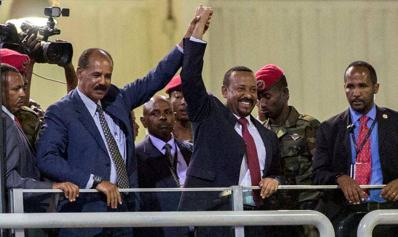 Eritreas president Isaias Afwerki (t.v.), og Etiopias statsminister Abiy Ahmed, vinker til folkemassene i Etiopias hovedstad Addis Abeba i juli 2018. Dette var Afwerkis første besøk til Etiopia på 22 år. En uke i forveien ble fredsavtalen undertegnet mellom de to landene. Foto: Mulugeta Ayene/AP/NTB scanpix