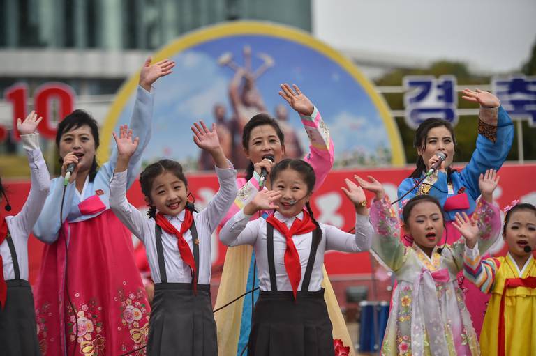 Glade barn og voksne feirer 77-årsjubileet for stiftelsen av landets eneste lovlige parti i oktober. Det er slik Nord-Korea ønsker å framstå utad. Men landet sliter med matmangel, melder naboen i sør, Sør-Korea.