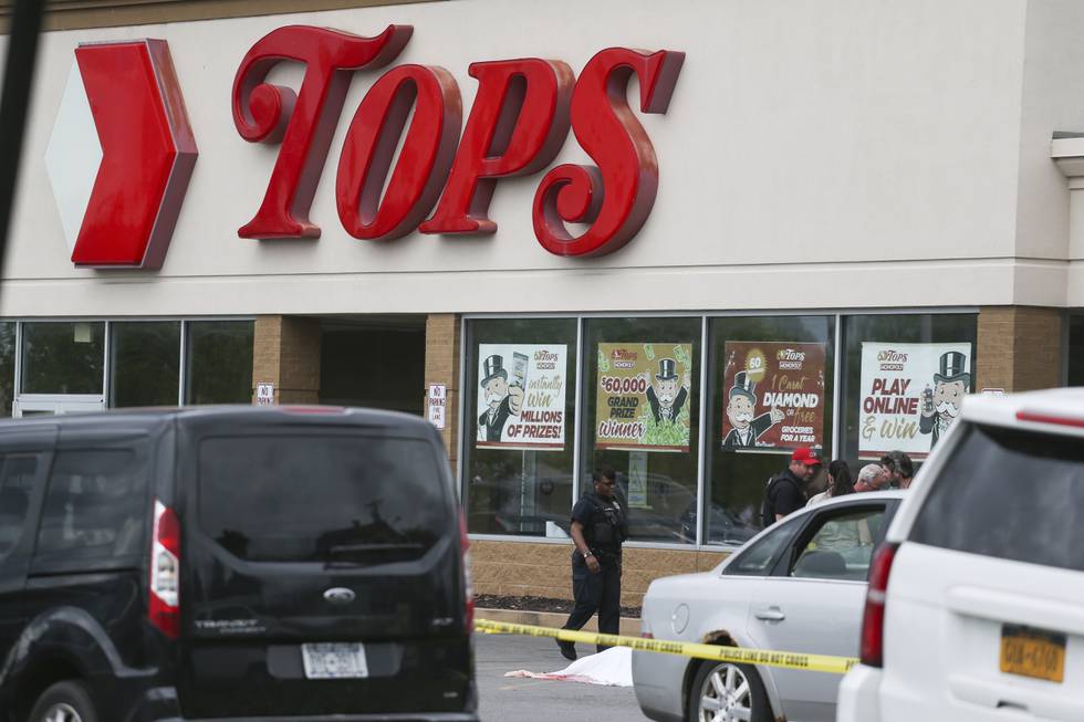 Bildet viser supermarkedet Tops Friendly Markets som har blitt stengt av. Ti personer ble skutt og drept og tre ble såret i en masseskyting. Det skjedde ved et supermarked i Buffalo i delstaten New York lørdag.