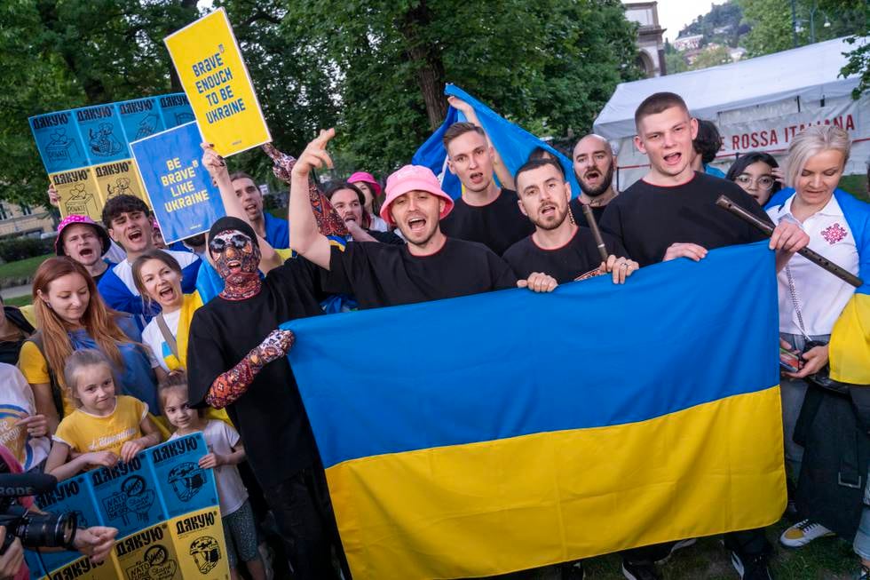 Frontfigur Oleh Psiuk (i rosa hatt) og resten av Kalush Orchestra møtte dem som deltok i Ukraina-markeringen onsdag. Foto: Heiko Junge / NTB