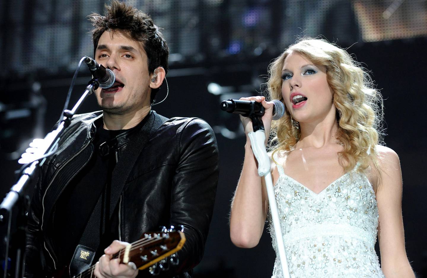 John Mayer og Taylor Swift på scenen sammen i 2009, da 19 år gamle Swift hadde et forhold til den 13 år eldre rockeren. Foto: AP