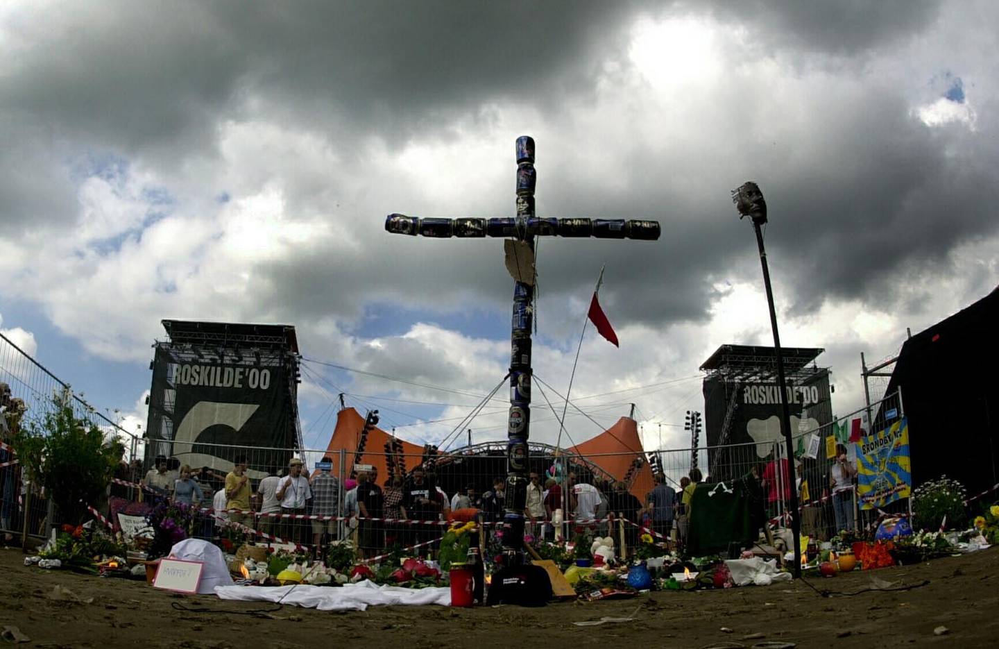 Ni unge menn omkom i trengselen under konserten med Pearl Jam på Roskilde Festival i 2000