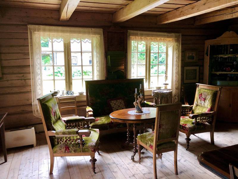 I det gamle rommet kan gjestene nyte sin lunsj, mens de er omkranset av kulturarv og bonderomantikk fra 1823.