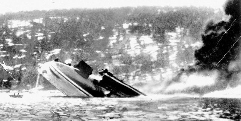 Røyken velter opp før den tyske krysseren "Blücher" synker i Oslofjorden utenfor Håøya. Bildet er tatt fra Oscarsborg. Anslagene for hvor mange tyskere som døde, springer fra 500 til 1.000. FOTO: NTB SCANPIX