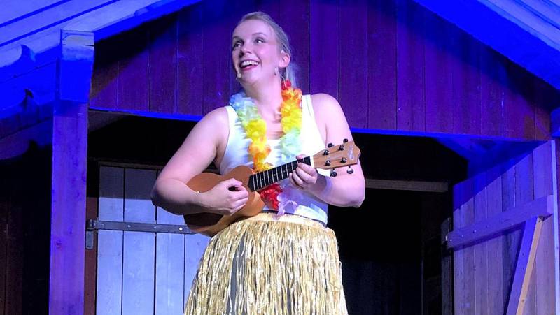 ukulele: Trine synger Den arge bonden, om dansebandfyren Ola, som spås å bli en monsterhit i hulaforpakning. Foto: Privat