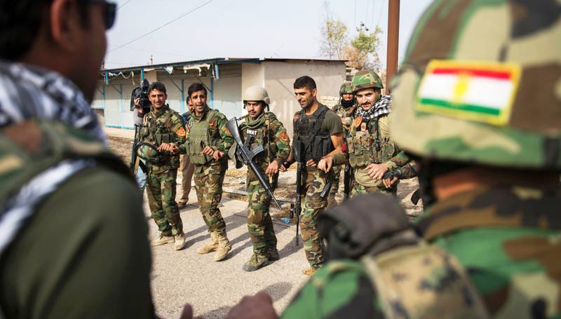Irakisk-kurdiske Peshmerga-soldater kjemper sammen med irakiske regjeringsstyrker mot Den islamske staten IS. Her feirer de et tidligere slag i november i fjor. De drømmer også om en egen stat uavhengig av Irak.