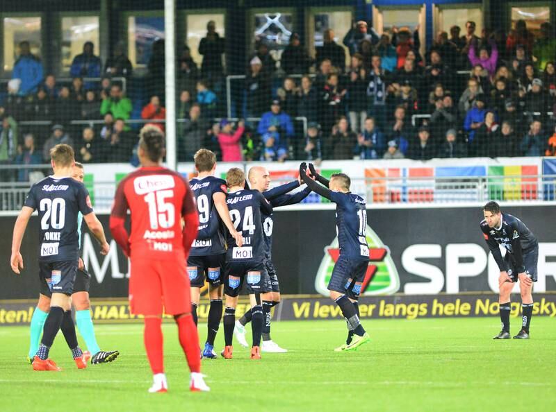 KFK-spillerne feirer sin første scoring i Eliteserien. Det kom på straffespark.